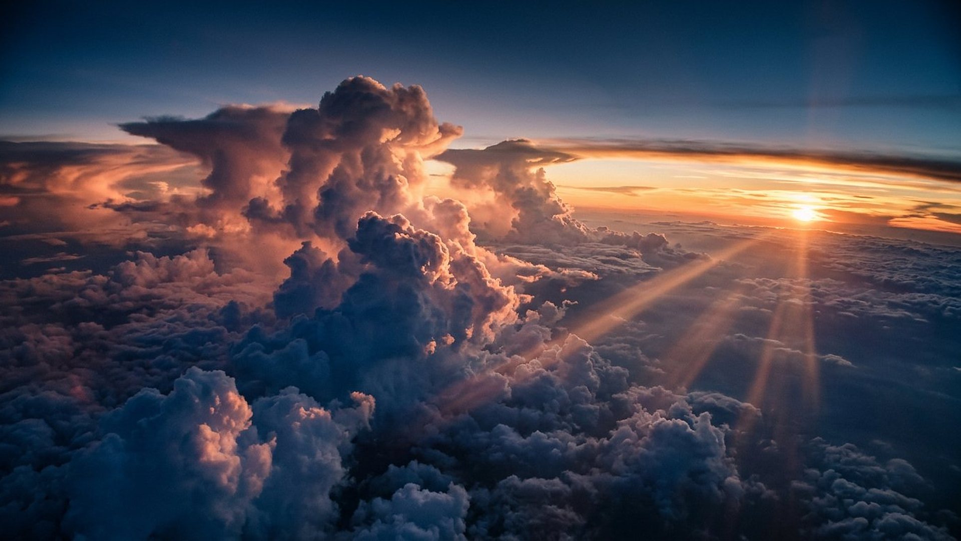 Mer de nuages éclairée au coucher du Soleil.