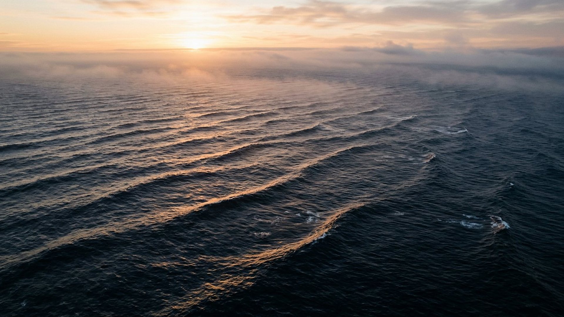 Océan Atlantique Nord vu du ciel en lumière rasante.